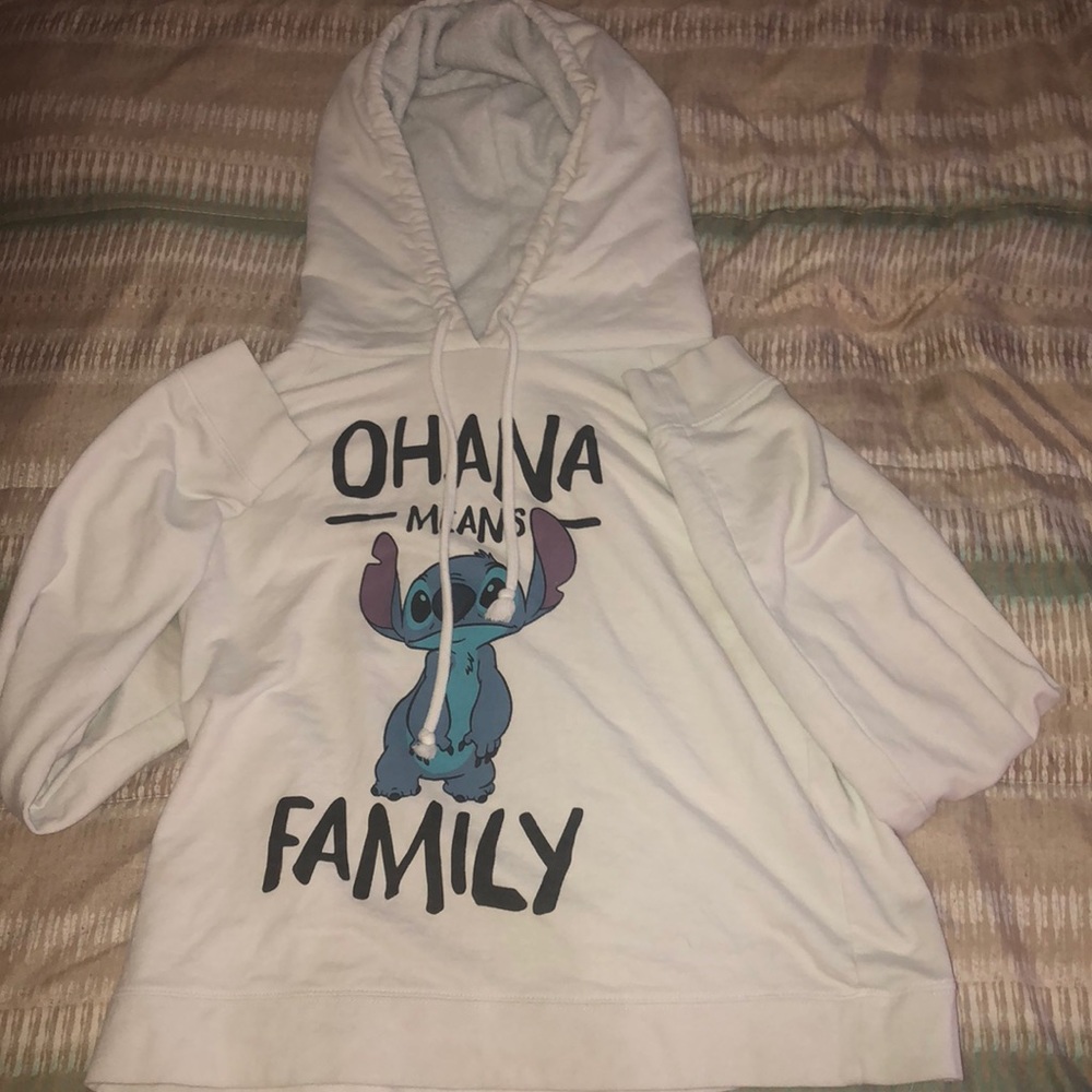 Long sleeve cropped hoodie.